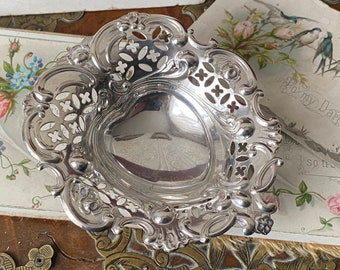 Stunning antique victorian 1895 London hallmark sterling silver tri footed embossed heart shaped trinket tray/jewellery dish/ring tray A (H)