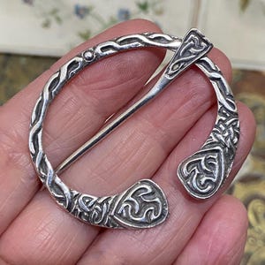 Fantastic vintage hallmarked sterling silver Celtic knot design Scottish penannular brooch /pin ( 2 )