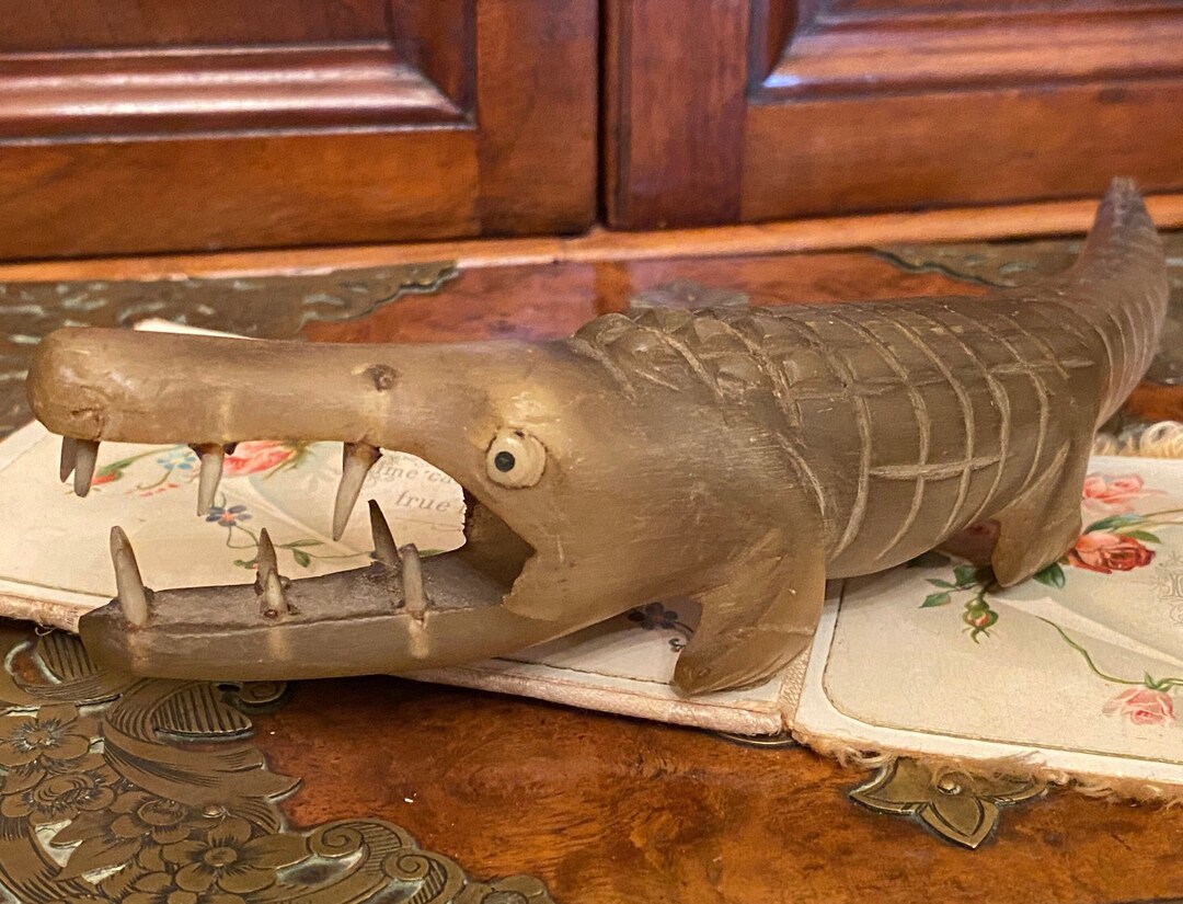Unusual Antique Primitive Tribal Carved Horn Crocodile/alligator