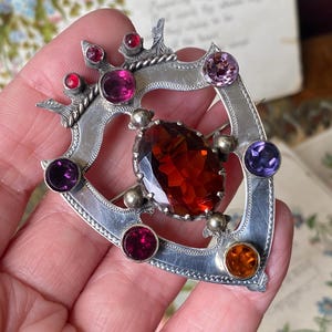 Fabuloso broche/prendedor antiguo escocés de plata esterlina con diseño de escudo y decorado con piedras de imitación (2)