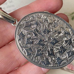 Beautiful Victorian /Edwardian Silver plated engraved Ivy leaf sweetheart photograph locket pendant /necklace ( 4 )