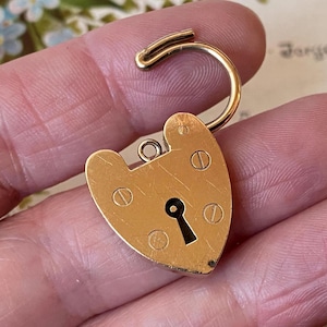Fabulous large vintage English hallmarked 375 9ct gold heart shaped opening padlock charm ideal for bracelet/necklace pendant ( 1 )