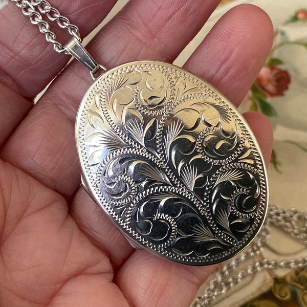 Beautiful vintage English hallmarked engraved sterling Silver large photograph locket pendant necklace ( 4 )