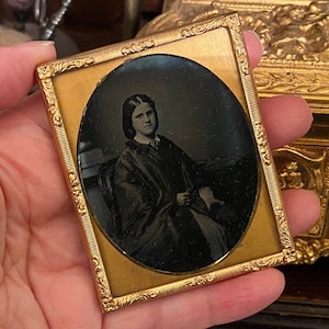 Antieke victoriaanse/Edwardiaanse glazen daguerreotypie/ambrotypie foto/foto van een jong meisje/vrouw die een Schotse agaatbroche draagt (1)