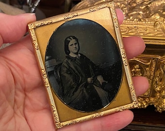 Antique victorian /Edwardian glass daguerreotype /ambrotype photograph /picture of a young girl /woman wearing scottish agate brooch ( 1 )