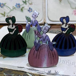 Antike Art-Deco-Miniatur-Email-Metall-Crinoline-Damennamenskarten- / Menühalter -ideal für Visitenkarten usw (A) ( 1 )