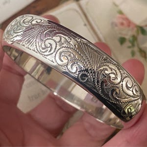 Beautiful vintage hallmarked 925 sterling silver engraved bracelet /bangle (D)