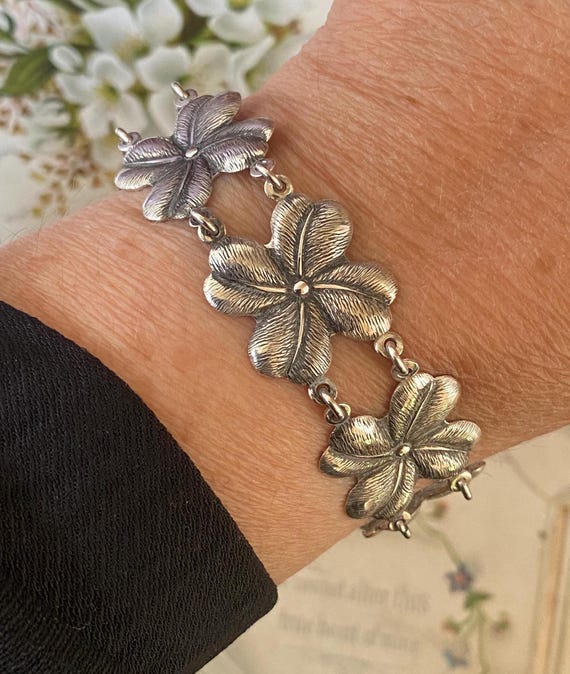 3-D Old Fashioned Victorian Fan Charm Sterling Silver 3-D Old Fashioned Victorian Fan Charm Sterling Silver