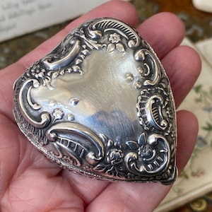 Precioso joyero antiguo victoriano inglés de plata de ley de 1900 con forma de corazón y bisagra, para guardar joyas o anillos.