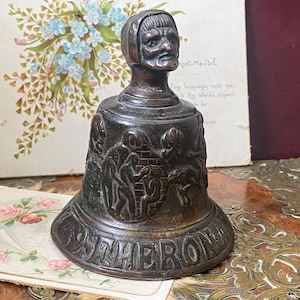 Fabulosa campana de mesa de bronce fundido de estilo gótico con el mango fundido en forma de cabeza y los lados con relieve latino (D4)