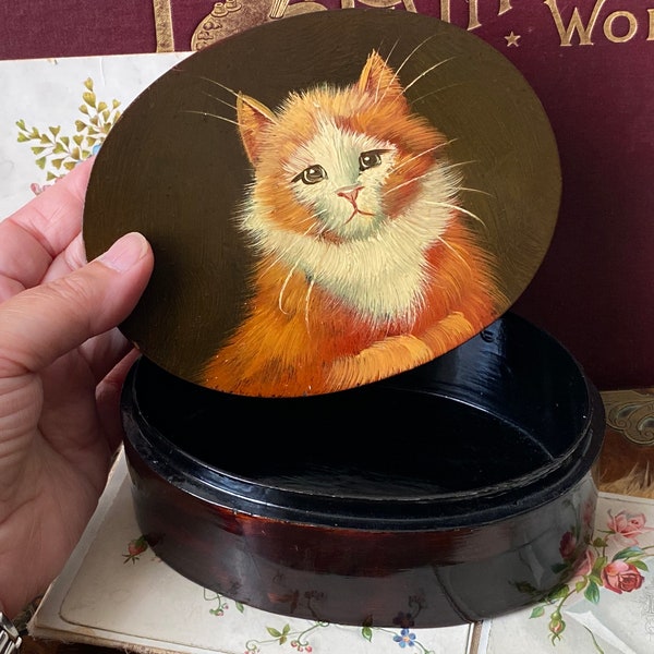 Fabulous unusual vintage lacquer jewelry /Jewellery /ring trinket box with hand painted cat portrait ( H )