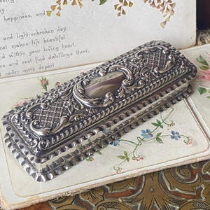 Fabulous Antique Victorian 1900 English hallmarked Sterling silver small table snuff /trinket /ring box ( E )