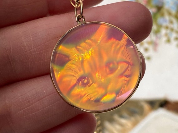 Unusual vintage 375 9ct Gold holographic cat Neck… - image 10