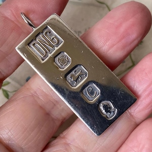 Unusual vintage heavy solid Sterling Silver queens head 1977 jubilee Sheffield hallmarked Modernist/Brutalist Ingot pendant ( 4 )