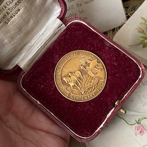 Unusual antique /vintage 1932 boxed Cleveland agricultural farming horse plough medal ( 1 )