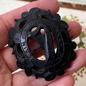 Antique Bog oak Victorian carved brooch mid-1800&#39;s, Irish harp and shamrocks with carved inscription “Erin go bragh” ( 2 )