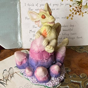 Seltene niedliche Vintage enchantica Miniatur Baby Drachen Ornament / Skulptur Figur Feder und Tinte signiert von Skulptur John Woodward boxed (C)