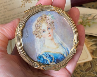 Mooie antieke Franse Edwardiaanse handgeschilderde portret miniatuur kistje met glazen deksel, ringdoos / snuisterij, sieradendoosje