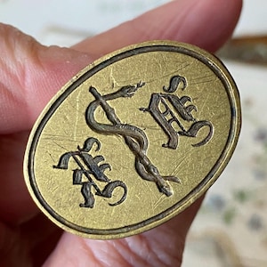 Fantastische antieke grote messing lakzegel met staf van medisch Asclepius-symbool en gotische N.K. initialen aan weerszijden ( 1 )