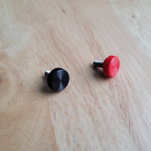 8-32 Knurled Thumb Screw - Black and Red