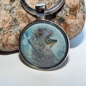 Hérisson dans le bijou de porte-clés de collier de pendentif de brouillard, dessin animé russe