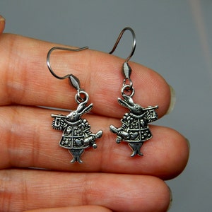 Pendientes Alicia en el País de las Maravillas, Joyería Alicia en el País de las Maravillas, Pendientes Conejo Blanco, Pendientes de cartas, Joyería Naipes, Joyería Conejo