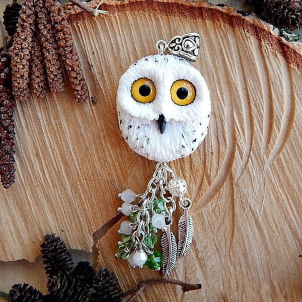 Pendentif hibou blanc, pendentif chouette effraie, hibou d’argile fait à la main, totem hibou