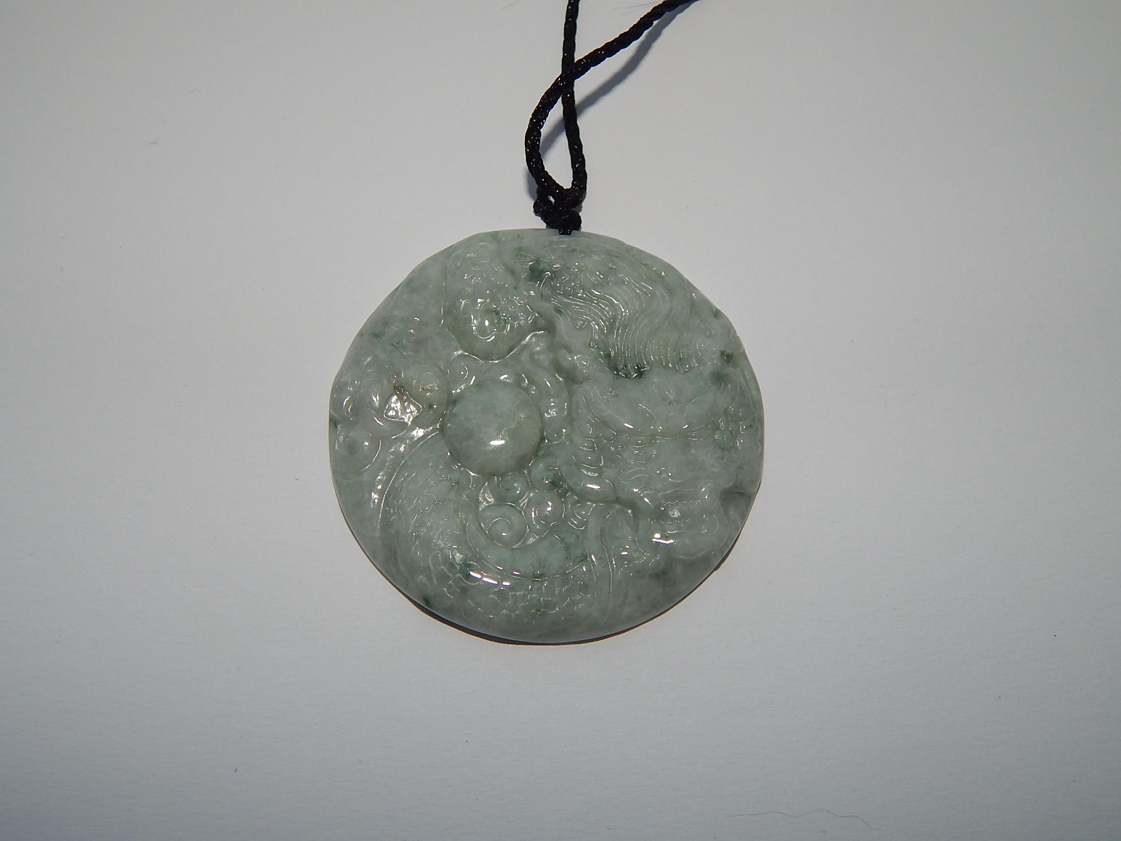 ライトグリーンナチュラルA翡翠ジェダイト彫刻ペンダントドラゴン如意