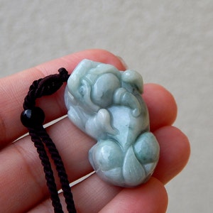 Verde chiaro Naturale Una mano di Giadeite Intagliato Pendante Drago Pi Xiu Coin, Gioielli collana di drago, Buona Fortuna Ricchezza Pixiu collana drago