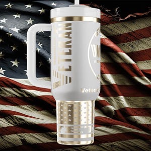 以下が含まれることがあります： 黒い持ち手と「But First, Coffee」の文字が黒い手書き風フォントで書かれた白いセラミックマグ。マグは白い表面に置かれています。