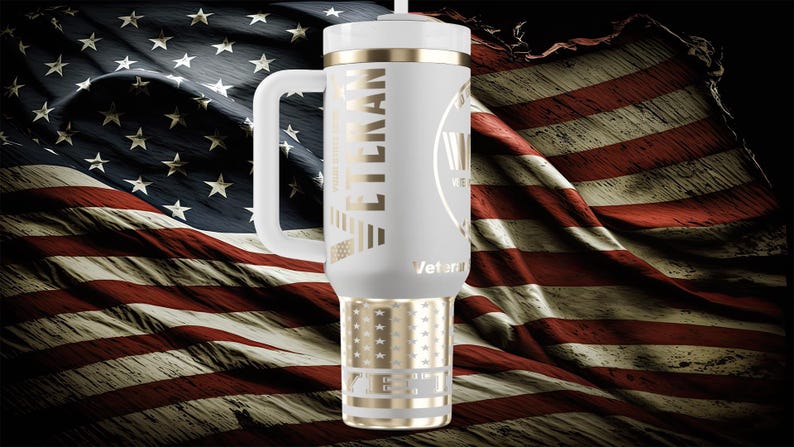 以下が含まれることがあります： 黒い持ち手と「But First, Coffee」の文字が黒い手書き風フォントで書かれた白いセラミックマグ。マグは白い表面に置かれています。