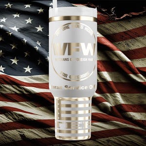 以下が含まれることがあります： 金色のアクセントとVFWのロゴが入った白い断熱タンブラー。背景にはアメリカ国旗が描かれています。タンブラーには「VFW Veterans of Foreign Wars」と「For Veterans」の文字が入っています。