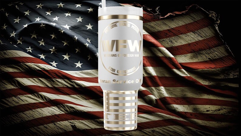 以下が含まれることがあります： 金色のアクセントとVFWのロゴが入った白い断熱タンブラー。背景にはアメリカ国旗が描かれています。タンブラーには「VFW Veterans of Foreign Wars」と「For Veterans」の文字が入っています。