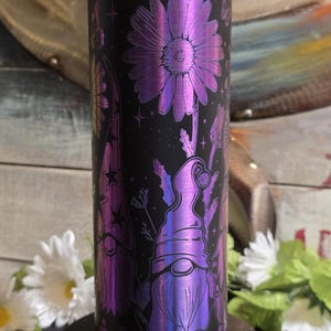 Gnome & Wildblumen 20 oz Becher | Laser gravierte holografische Edelstahl | Regenbogen Gartenzwerge Becher
