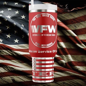 以下が含まれることがあります： VFWのロゴとテキストが入った赤とシルバーの断熱タンブラー。タンブラーには白い蓋とストローが付いています。背景はアメリカ国旗です。