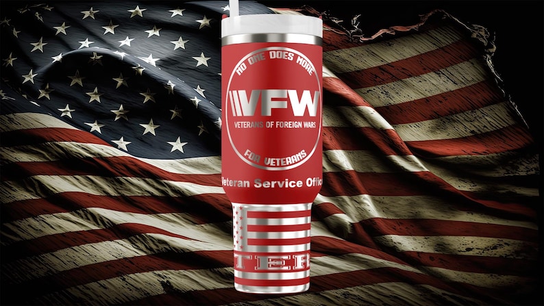 以下が含まれることがあります： VFWのロゴとテキストが入った赤とシルバーの断熱タンブラー。タンブラーには白い蓋とストローが付いています。背景はアメリカ国旗です。