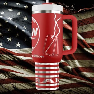 以下が含まれることがあります： 白い蓋とハンドルが付いた赤いトラベルマグ。白い文字とドッグタグのグラフィックが特徴です。マグにはシルバーのストライプと「Officer」の文字が入っています。背景はアメリカ国旗です。