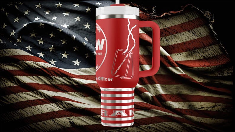 以下が含まれることがあります： 白い蓋とハンドルが付いた赤いトラベルマグ。白い文字とドッグタグのグラフィックが特徴です。マグにはシルバーのストライプと「Officer」の文字が入っています。背景はアメリカ国旗です。