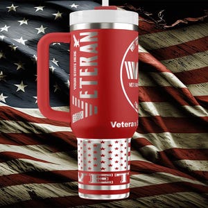 以下が含まれることがあります： 白い蓋とハンドルが付いた赤い断熱タンブラー。シルバーの文字で「VETERAN」と書かれています。タンブラーには星の切り抜きが付いたシルバーのベースがあり、背景にはアメリカ国旗があります。