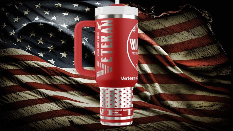 以下が含まれることがあります： 白い蓋とハンドルが付いた赤い断熱タンブラー。シルバーの文字で「VETERAN」と書かれています。タンブラーには星の切り抜きが付いたシルバーのベースがあり、背景にはアメリカ国旗があります。