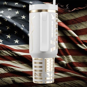 以下が含まれることがあります： ゴールドのアクセントとハンドルが付いた白いタンブラー。アメリカ国旗のデザインと「YOUR STATE HERE」の文字が特徴です。タンブラーにはストローと蓋が付いています。背景はアメリカ国旗です。