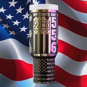 Op de afbeelding: Een zwart-gouden beker met de tekst "MY RIGHTS DON'T" en "2ND 556" in een patriottisch ontwerp. De beker heeft een ontwerp van de Amerikaanse vlag en extra tekst over het Tweede Amendement.