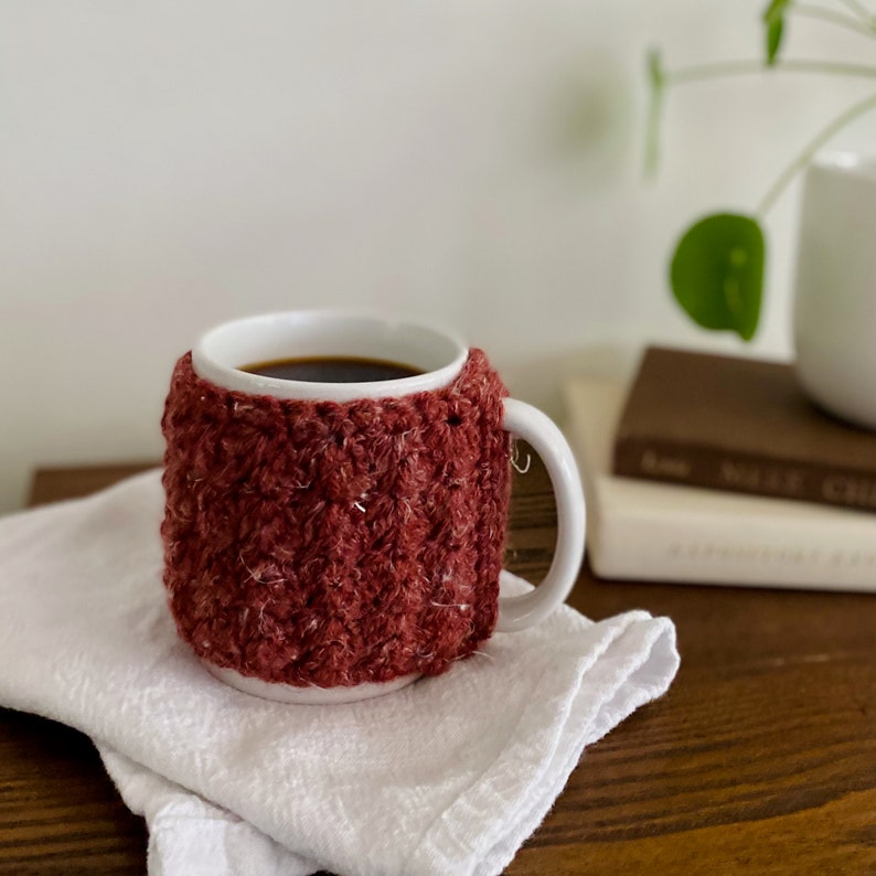 Mug rouge au crochet confortable Mug à café Mug au crochet chauffe-tasse café confortable thé confortable tasse confortable douillettes fait main crochet cousu image 4