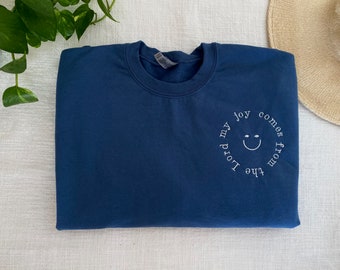 Sweat à capuche brodé bleu marine - Pull à capuche brodé - Sweat à capuche verset de la Bible - Sweat à capuche smiley - Sweat-shirt d'aventure - Mockup couleur confort