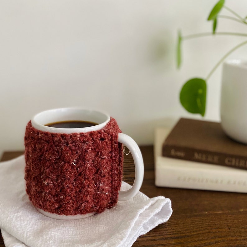 Taza de ganchillo rojo acogedora taza de café taza de ganchillo envoltura calentador de taza café acogedor té acogedor taza acogedora cozies hecho a mano ganchillo cosido imagen 2