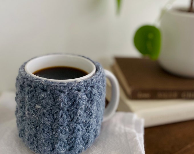 Blauer Gehäkelter Becher gemütlich - Kaffeebecher - Becher Crochet Wrap - Tassenwärmer - Kaffeewärmer - Teewärmer - Tassenwärmer - Wärmer - Handgemacht - Gehäkelt - Genäht