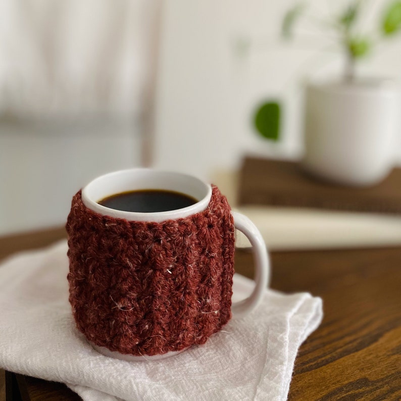 Mug rouge au crochet confortable Mug à café Mug au crochet chauffe-tasse café confortable thé confortable tasse confortable douillettes fait main crochet cousu image 1