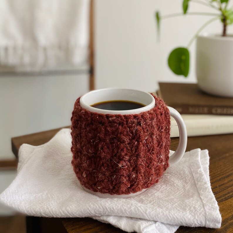 Mug rouge au crochet confortable Mug à café Mug au crochet chauffe-tasse café confortable thé confortable tasse confortable douillettes fait main crochet cousu image 6