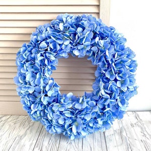 Corona de hortensias azules: decoración para la puerta principal en primavera y verano