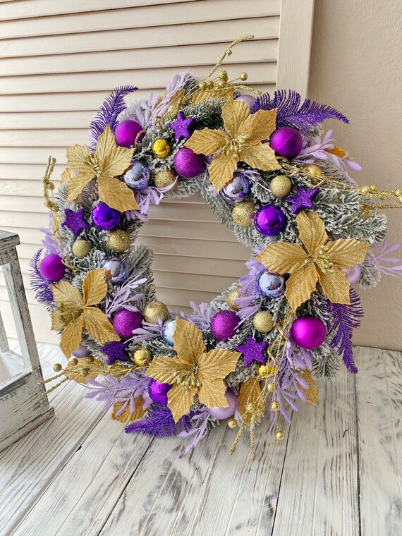 クリスマスリース：ポインセチアと松ぼっくりを使った素朴な冬のドア